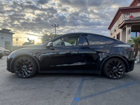 Used 2022 Tesla Model Y Performance AWD/4WD image 3
