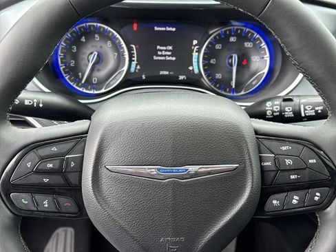 Used 2025 Chrysler Pacifica Limited image 25