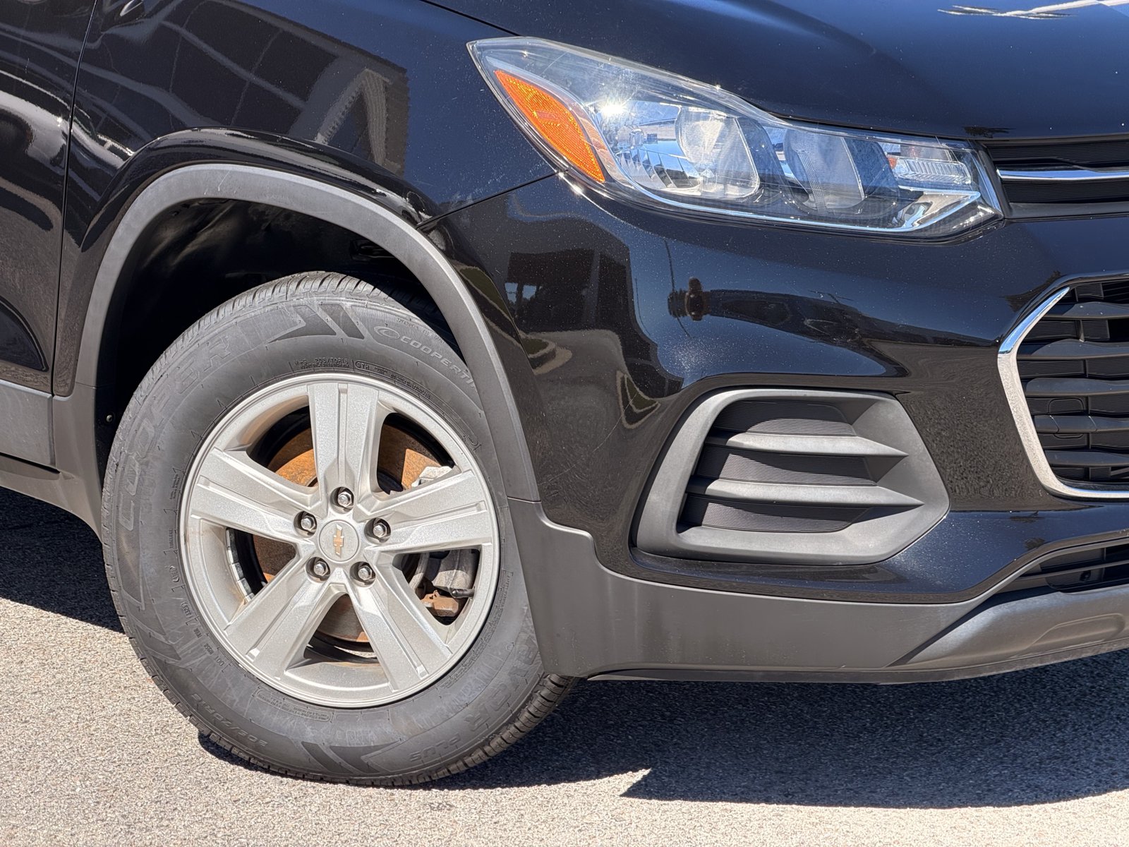 Used 2022 Chevrolet Trax LS w/ Tint and Cruise Package AWD/4WD image 3