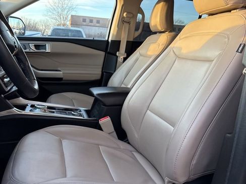 Used 2023 Ford Explorer XLT w/ Equipment Group 202A image 3