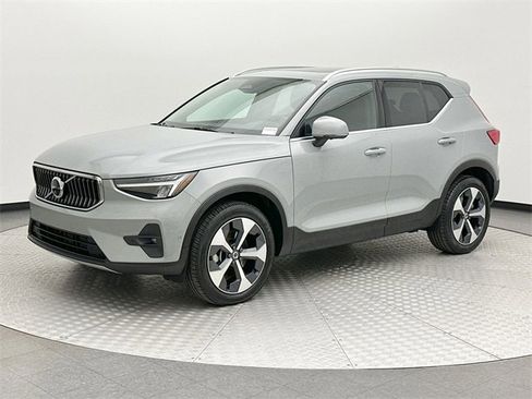 Certified 2025 Volvo XC40 B5 Plus image 1