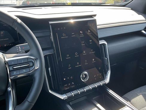 Used 2025 GMC Acadia Elevation image 6