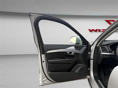 Used 2018 Volvo XC90 T5 Momentum w/ Convenience Package image 11