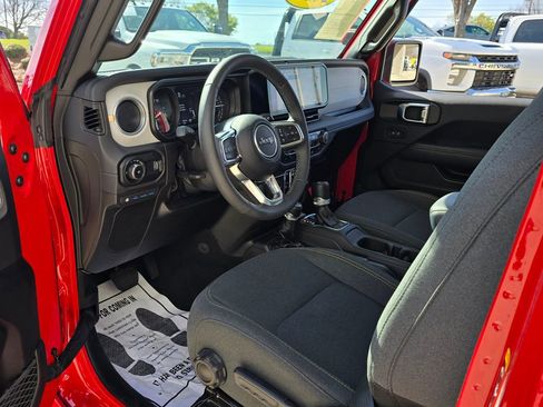 Used 2025 Jeep Wrangler Unlimited Sahara image 33