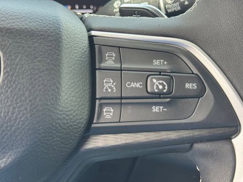 Used 2024 Jeep Grand Cherokee Laredo AWD/4WD image 19