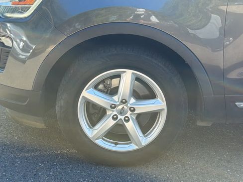 Used 2019 Ford Explorer XLT w/ Equipment Group 202A FWD image 9