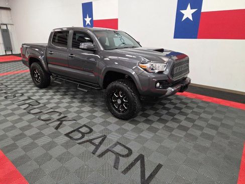 Used 2016 Toyota Tacoma TRD Sport image 15