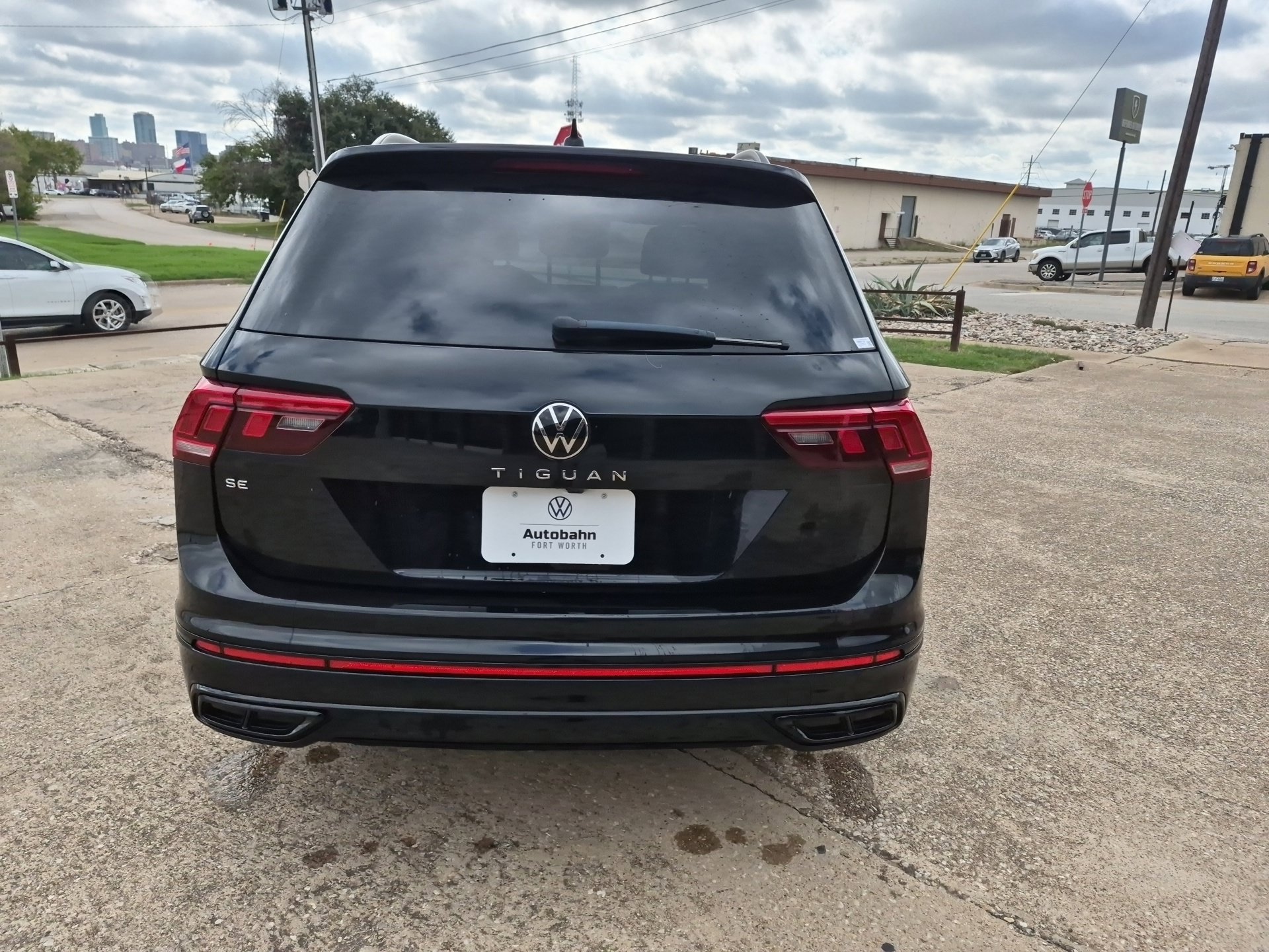 Used 2024 Volkswagen Tiguan SE R-Line FWD image 6