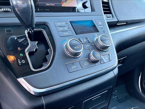 Used 2016 Toyota Sienna SE w/ SE Preferred Package FWD image 35