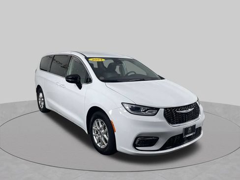 Used 2024 Chrysler Pacifica Touring-L FWD image 11