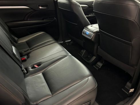 Used 2019 Toyota Highlander XLE FWD image 29