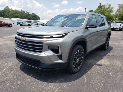 New 2026 Chevrolet Traverse LT w/ Sun and Wheel Package FWD image 2