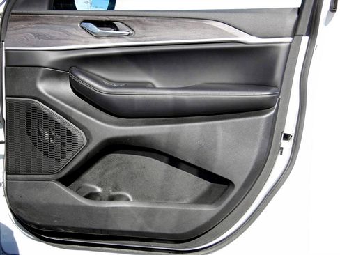 Used 2024 Jeep Grand Cherokee L Limited w/ Luxury Tech Group II image 24