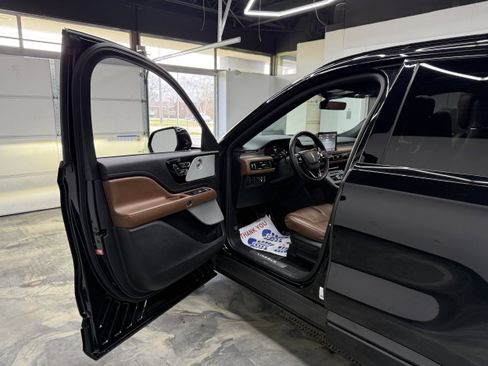 Used 2023 Lincoln Aviator Reserve w/ Equipment Group 201A AWD/4WD image 11