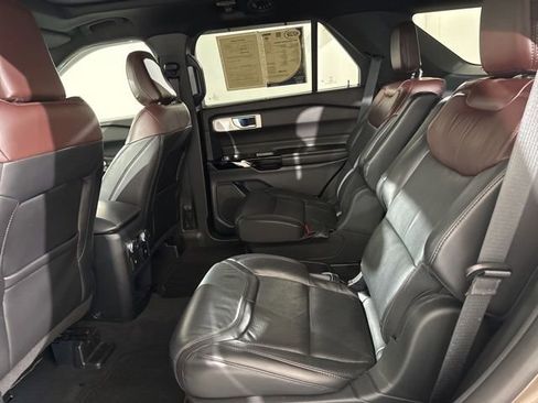 Used 2021 Ford Explorer Platinum w/ Equipment Group 601A AWD/4WD image 17