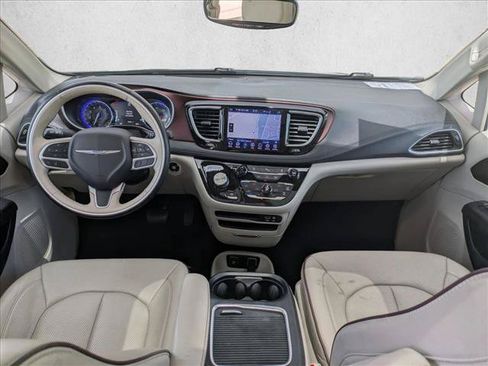 Used 2020 Chrysler Pacifica Limited FWD image 18