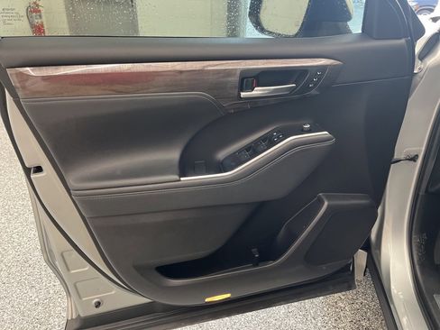 Used 2021 Toyota Highlander Limited image 11