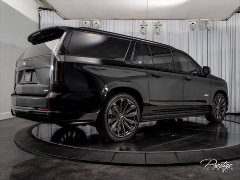Used 2025 Cadillac Escalade ESV V AWD/4WD image 13