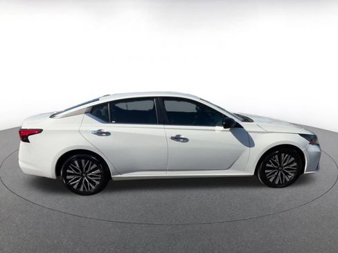 Used 2025 Nissan Altima 2.5 SV FWD image 16