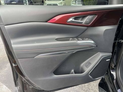 Used 2025 Chevrolet Traverse Z71 w/ Enhanced Driving Package AWD/4WD image 17