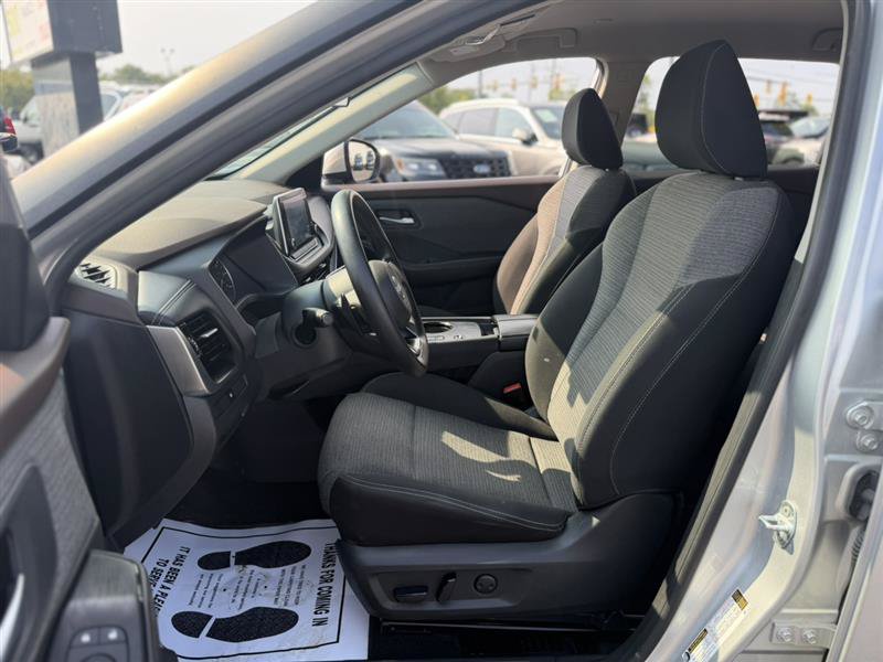 Used 2022 Nissan Rogue SV FWD image 13