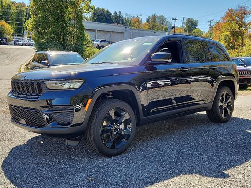 New 2025 Jeep Grand Cherokee Altitude image 2