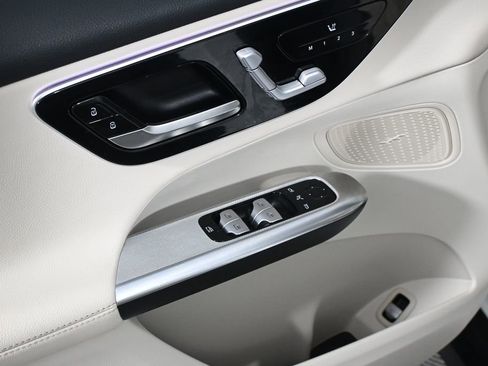 Used 2025 Mercedes-Benz GLC 300 image 8