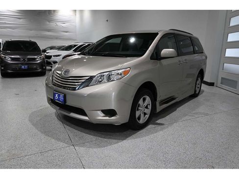 Used 2015 Toyota Sienna LE FWD image 10