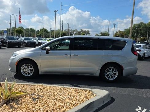 Used 2023 Chrysler Pacifica Touring-L FWD image 4