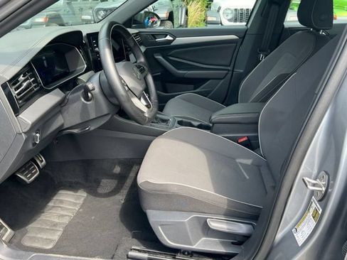 Used 2024 Volkswagen Jetta SE FWD image 4