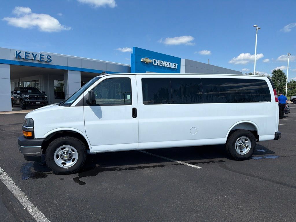 Used 2025 Chevrolet Express 3500 LT w/ LT Preferred Equipment Group RWD image 2