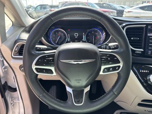 Used 2024 Chrysler Pacifica Touring-L FWD image 21