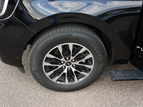 Used 2025 Ford Expedition Platinum AWD/4WD image 15