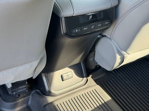 Used 2024 Toyota Highlander XLE AWD/4WD image 59