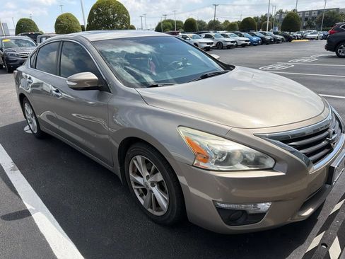 Used 2015 Nissan Altima 2.5 SL w/ Technology Package FWD image 3