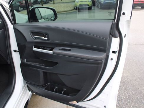 Used 2025 Toyota Sienna Platinum image 23