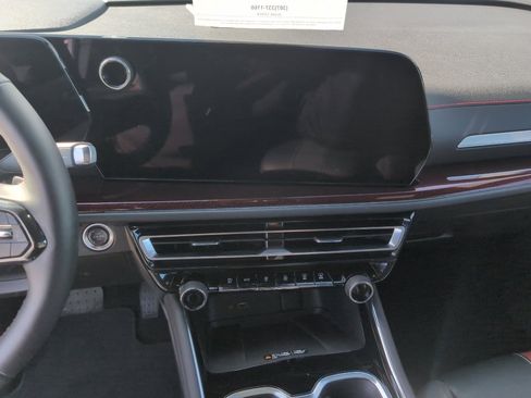 Used 2025 Chevrolet Traverse RS image 14