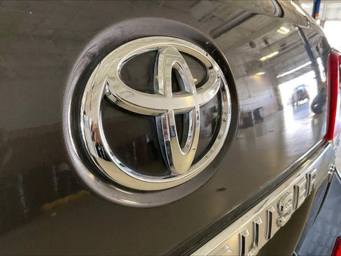 Used 2018 Toyota Land Cruiser AWD/4WD image 31