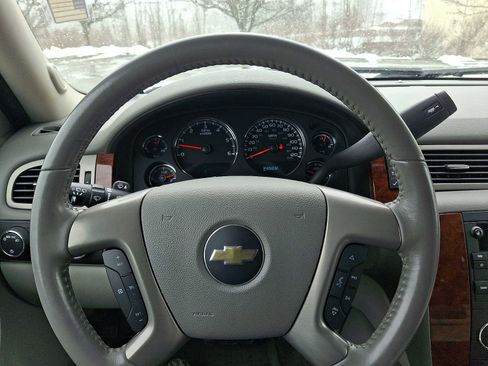 Used 2014 Chevrolet Suburban LT image 22