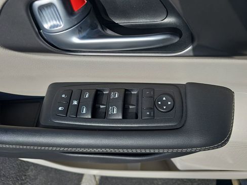 Used 2024 Chrysler Pacifica Touring-L FWD image 29