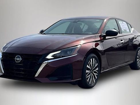 Used 2024 Nissan Altima 2.5 SV FWD image 2