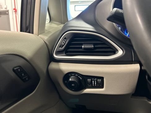 Used 2023 Chrysler Pacifica Touring-L FWD image 17