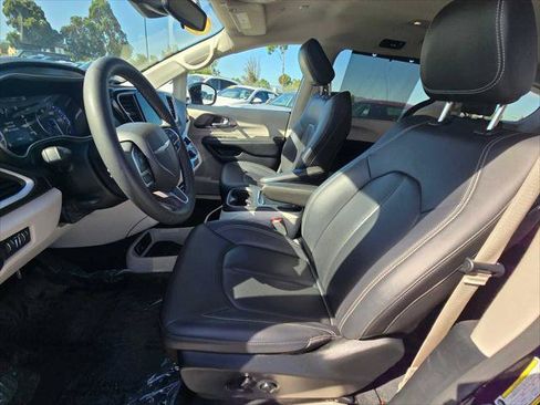 Used 2024 Chrysler Pacifica Touring-L FWD image 24