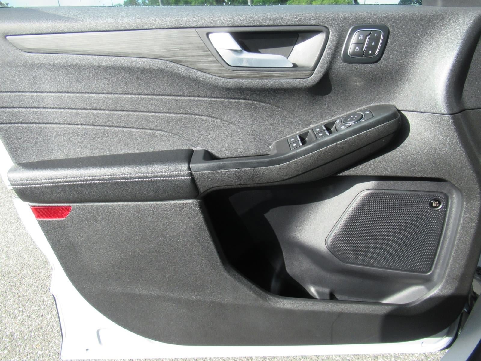 Used 2025 Ford Escape Platinum w/ Premium Technology Package AWD/4WD image 21