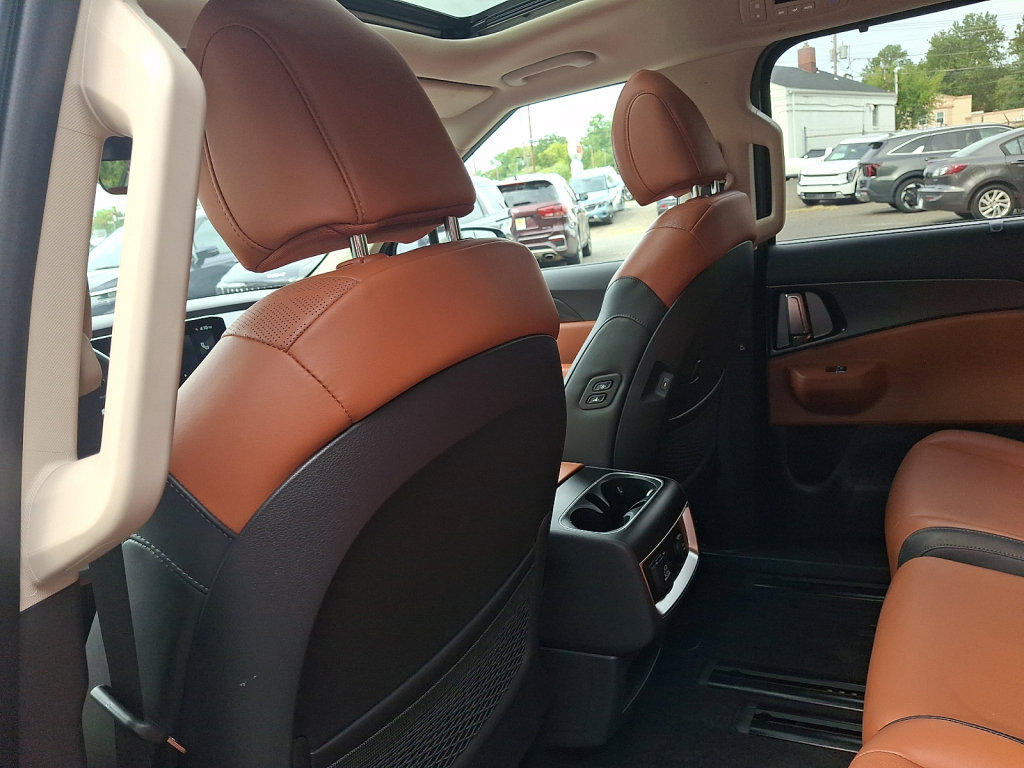 Used 2026 Kia Carnival SX w/ SX Dark Edition Package FWD image 25