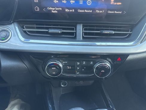 Used 2025 Chevrolet Trax LT FWD image 35
