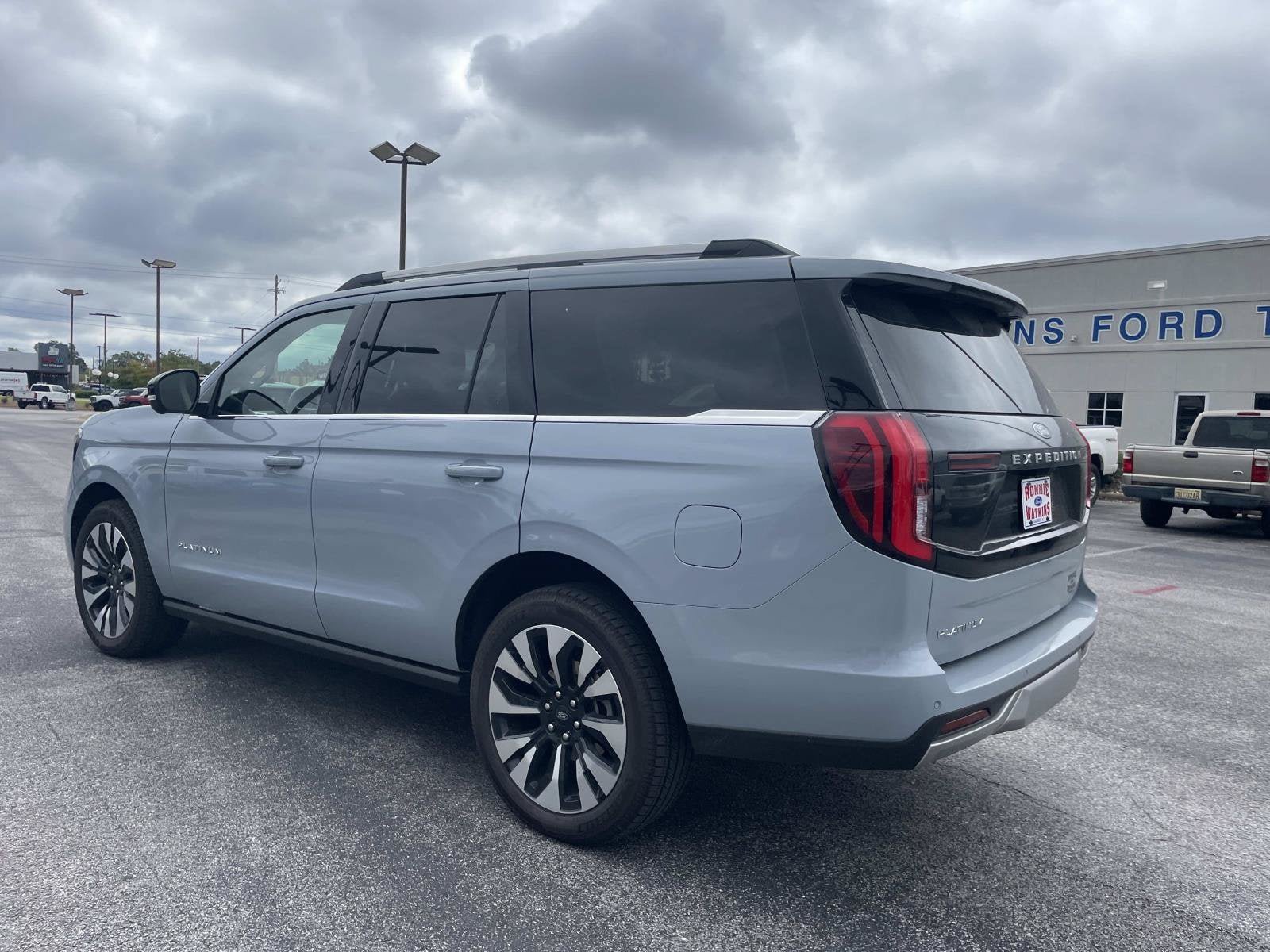 Used 2026 Ford Expedition Platinum w/ Driver's Package AWD/4WD image 6