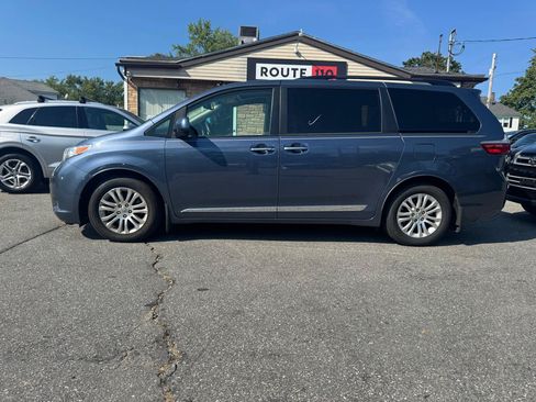 Used 2017 Toyota Sienna XLE w/ XLE Navigation Package FWD image 7