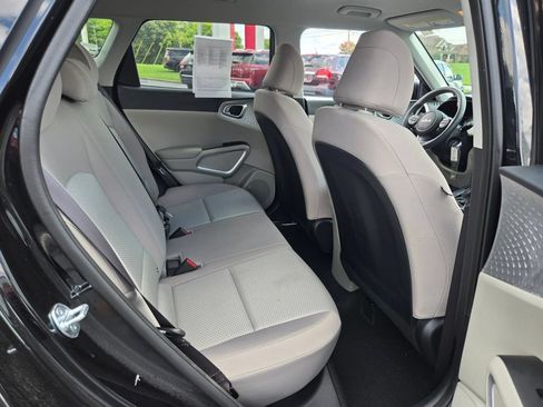 Used 2025 Kia Soul LX w/ LX Technology Package FWD image 18