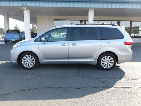 Used 2017 Toyota Sienna XLE w/ XLE Navigation Package AWD/4WD image 2